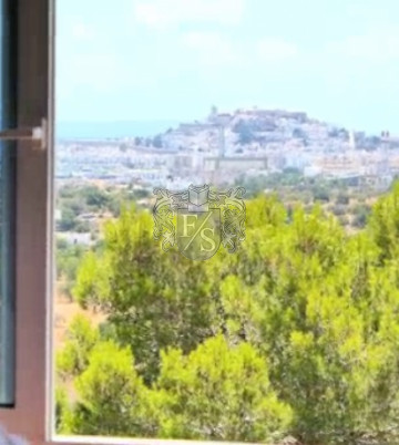 Ein Haus in Monte Cristo mit Blick auf Ibiza